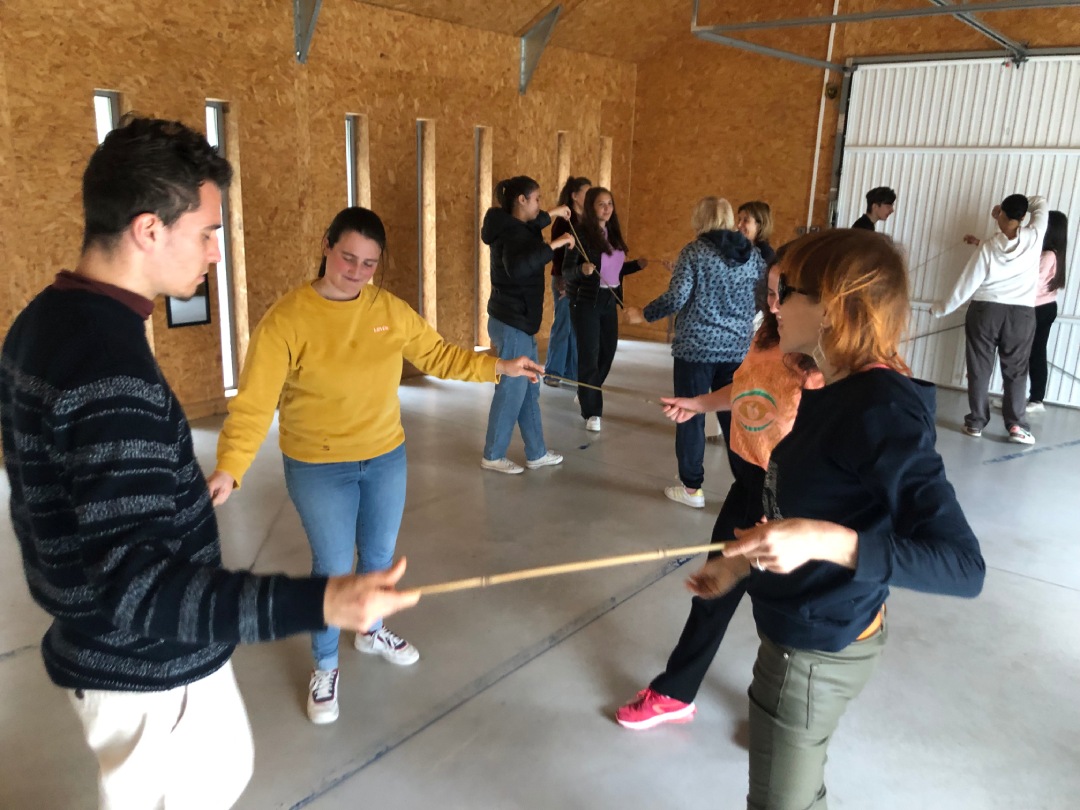 atelier-corporel-inclusif-voyants-nonvoyants-dans-le-cadre-du-projet-Le-Verso-des-images-2023